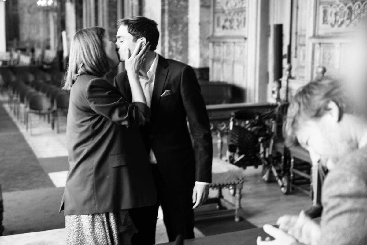 wedding couple kissing in Schaerbeek